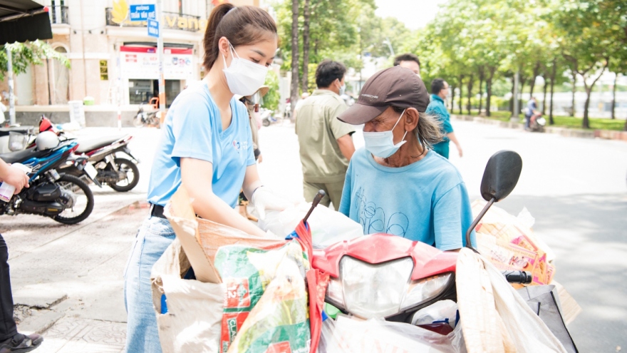 Miss Vietnam beauties lend helping hand to poor people in HCM City